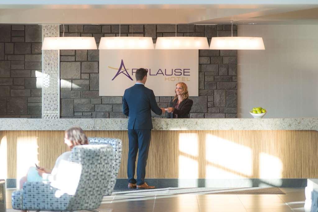 Applause Hotel Calgary Airport By Clique Exteriör bild
